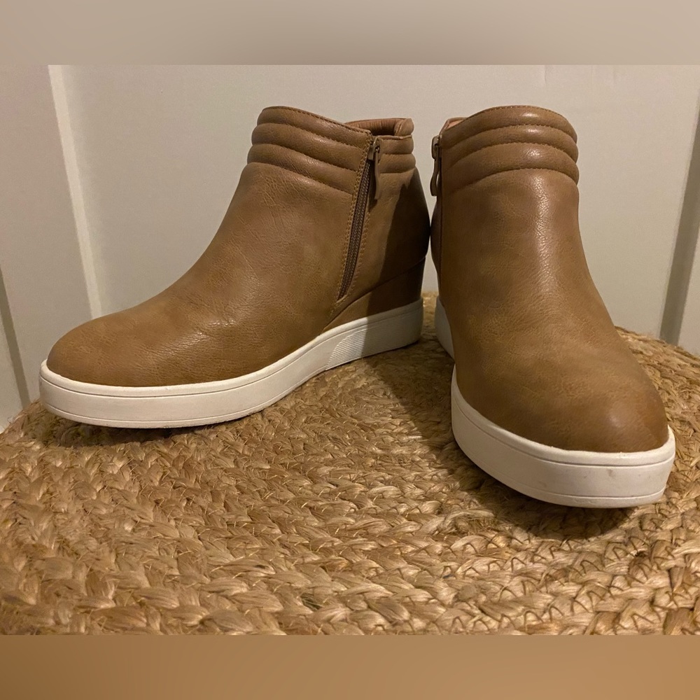 Women’s Tan Wedge Sneaker, size 8.5